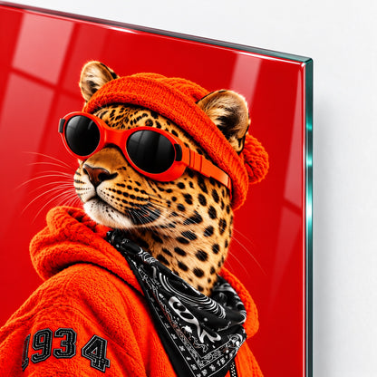 Kırmızı Bereli Gözlüklü Leopar Dikey Cam Tablo - 4 mm ince cam kenarı