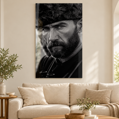 Dürbünlü Kaşif Siyah Beyaz Portre Dikey Cam Tablo - Salon