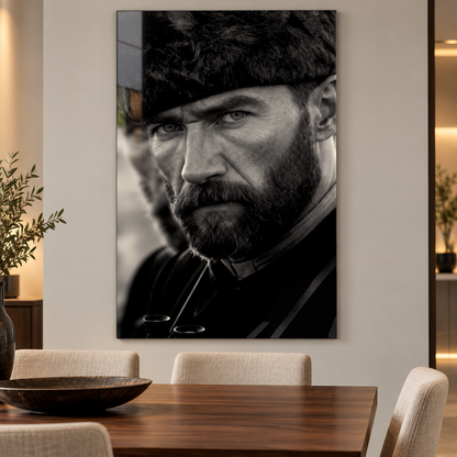 Dürbünlü Kaşif Siyah Beyaz Portre Dikey Cam Tablo - Yemek odası